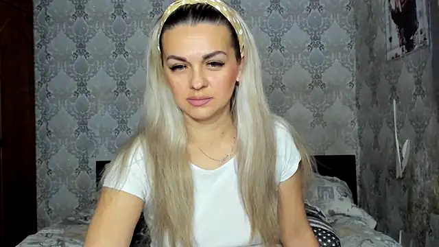 NicoletMoore online show from 12-19-24, 08:44