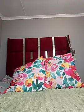 Snapshot of HoneyDropsX chatting on 10-10-25, 08:35 HoneyDropsX online show from 10-10-25, 08:35