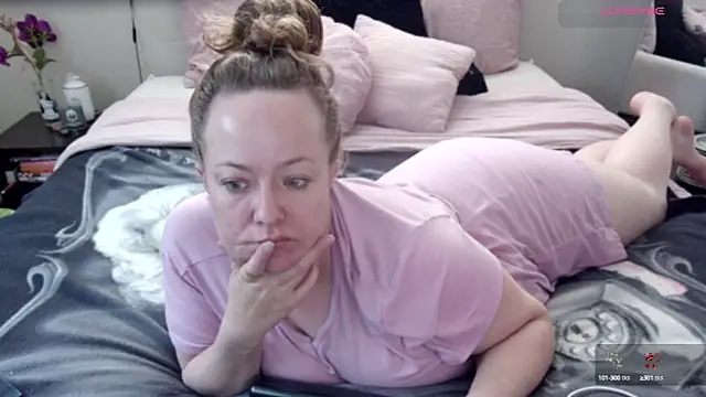 Snapshot of julimonroe chatting on 02-15-25, 04:01 julimonroe online show from 02-15-25, 04:01