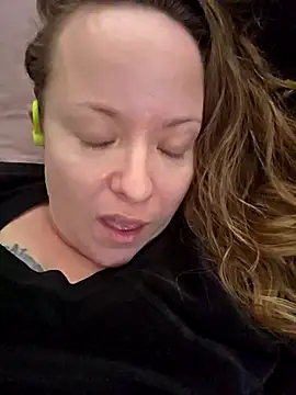 Snapshot of julimonroe chatting on 03-01-25, 11:37 julimonroe online show from 03-01-25, 11:37