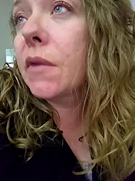 Snapshot of julimonroe chatting on 03-12-25, 01:03 julimonroe online show from 03-12-25, 01:03