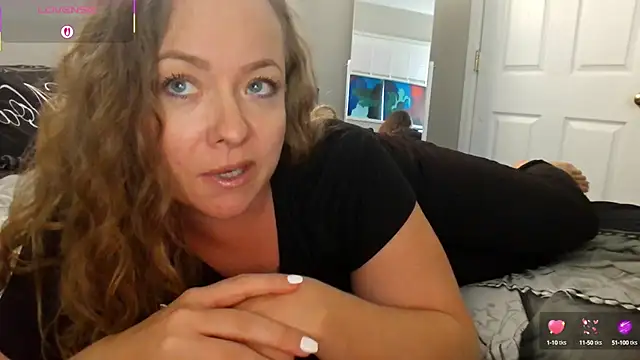 Snapshot of julimonroe chatting on 09-12-25, 03:12 julimonroe online show from 09-12-25, 03:12