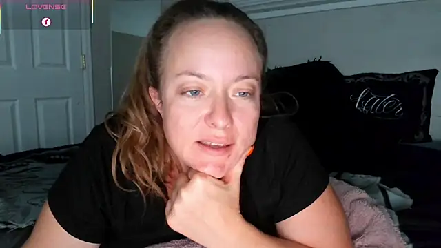 Snapshot of julimonroe chatting on 10-08-25, 03:04 julimonroe online show from 10-08-25, 03:04