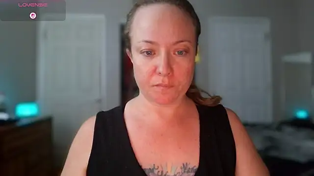 Snapshot of julimonroe chatting on 10-13-25, 02:00 julimonroe online show from 10-13-25, 02:00