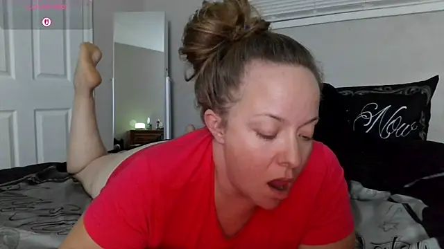 Snapshot of julimonroe chatting on 10-14-25, 03:40 julimonroe online show from 10-14-25, 03:40