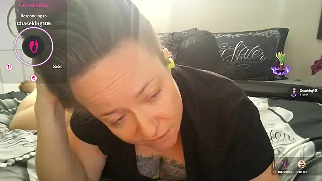 Snapshot of julimonroe chatting on 10-17-25, 03:03 julimonroe online show from 10-17-25, 03:03