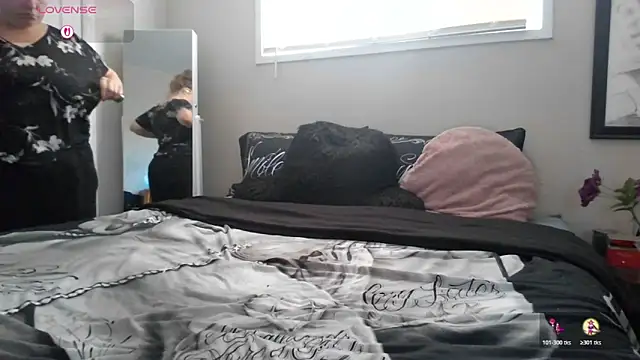 Snapshot of julimonroe chatting on 10-19-25, 04:07 julimonroe online show from 10-19-25, 04:07