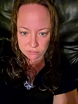 Snapshot of julimonroe chatting on 10-20-25, 11:43 julimonroe online show from 10-20-25, 11:43