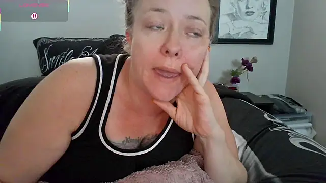 Snapshot of julimonroe chatting on 10-26-25, 10:15 julimonroe online show from 10-26-25, 10:15
