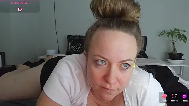 julimonroe online show from 04-01-26, 03:07