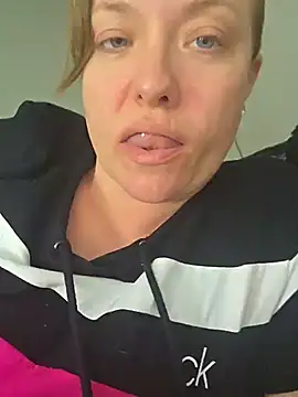 julimonroe online show from 06-11-26, 02:53