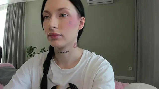 JenniferQueen11 online show from 09-20-25, 06:25