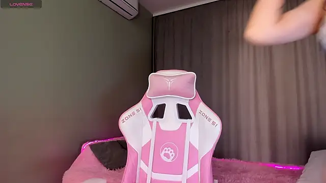 JenniferQueen11 online show from 10-02-25, 07:59