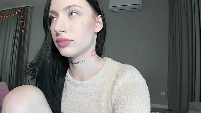 JenniferQueen11 online show from 10-28-25, 07:38