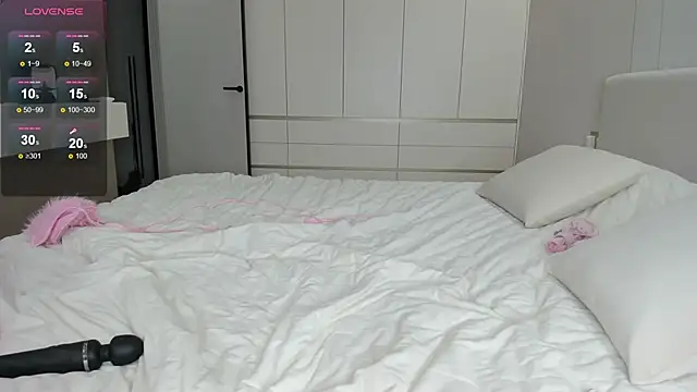 JenniferQueen11 online show from 06-12-26, 04:17