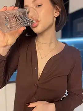 Camilla Railian online show from 01-04-25, 01:31