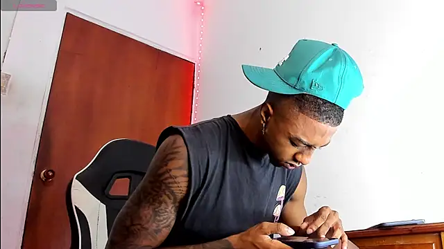 Snapshot of YeremiBrowm chatting on 12-04-24, 04:16 YeremiBrowm online show from 12-04-24, 04:16