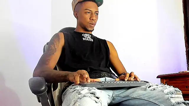 Snapshot of YeremiBrowm chatting on 03-12-25, 10:39 YeremiBrowm online show from 03-12-25, 10:39