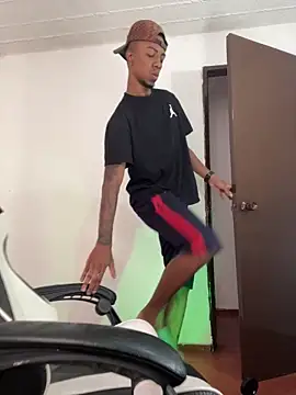 Snapshot of YeremiBrowm chatting on 03-21-25, 03:57 YeremiBrowm online show from 03-21-25, 03:57