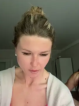 Snapshot of AngelMiaM chatting on 05-21-26, 04:36 AngelMiaM online show from 05-21-26, 04:36