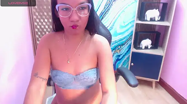 Snapshot of Amy_Ronan chatting on 03-13-25, 03:17 Amy Ronan online show from 03-13-25, 03:17