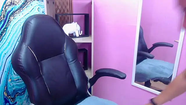 Snapshot of Amy_Ronan chatting on 10-15-25, 04:18 Amy Ronan online show from 10-15-25, 04:18