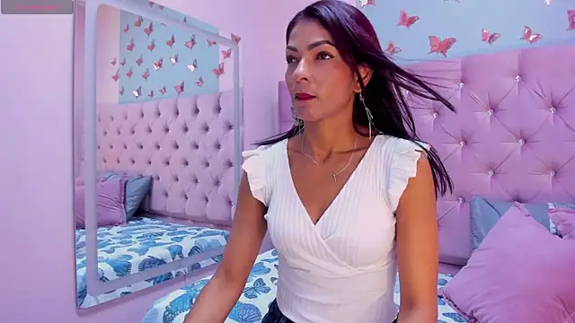 Snapshot of HannaPetit chatting on 02-14-25, 02:44 HannaPetit online show from 02-14-25, 02:44