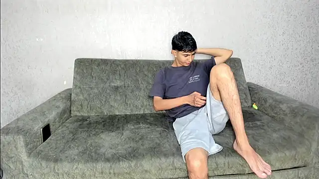 Snapshot of pelusos_mens chatting on 04-27-26, 07:56 pelusos mens online show from 04-27-26, 07:56