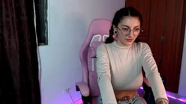 Snapshot of tastymeli chatting on 12-28-24, 12:26 tastymeli online show from 12-28-24, 12:26