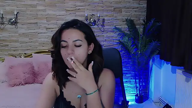 Snapshot of PlayfulElla chatting on 12-16-24, 03:00 PlayfulElla online show from 12-16-24, 03:00