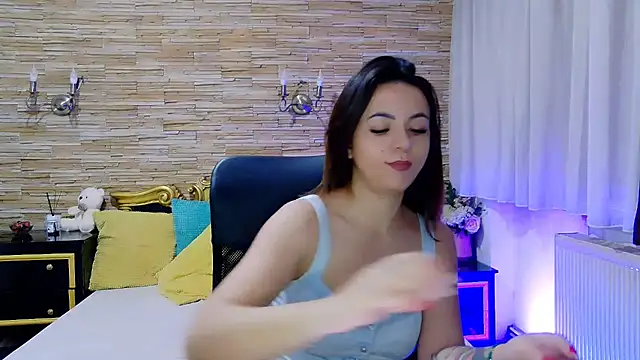Snapshot of PlayfulElla chatting on 02-18-25, 11:44 PlayfulElla online show from 02-18-25, 11:44