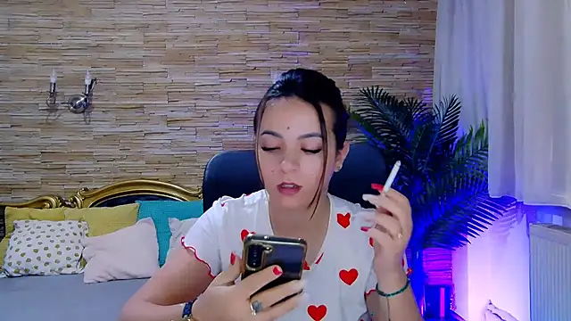 Snapshot of PlayfulElla chatting on 02-21-25, 11:44 PlayfulElla online show from 02-21-25, 11:44