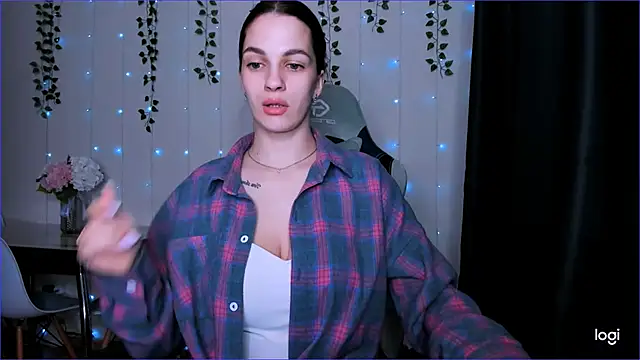 Snapshot of KarlaSim chatting on 02-06-25, 09:28 KarlaSim online show from 02-06-25, 09:28