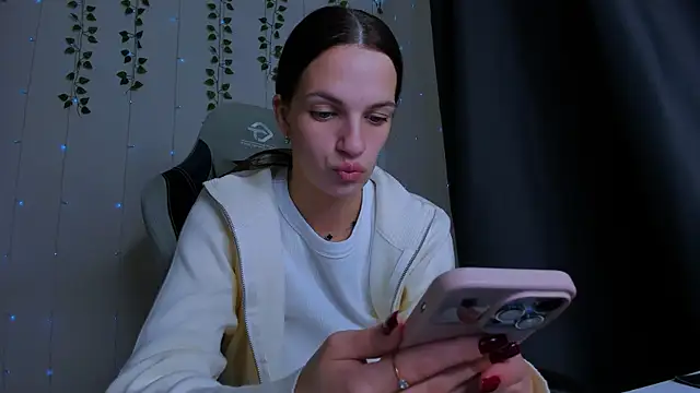 Snapshot of KarlaSim chatting on 10-17-25, 02:41 KarlaSim online show from 10-17-25, 02:41