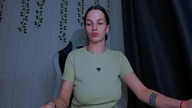 Snapshot of KarlaSim chatting on 10-22-25, 11:48 KarlaSim online show from 10-22-25, 11:48