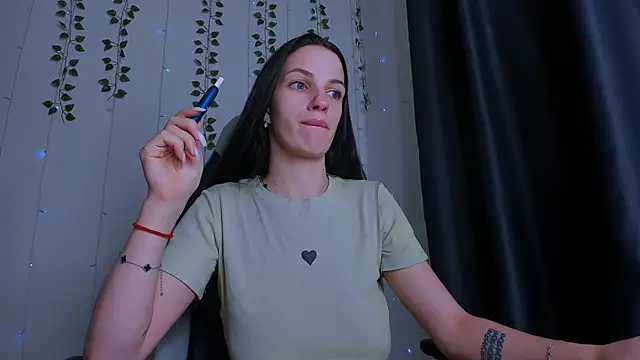 Snapshot of KarlaSim chatting on 12-17-25, 09:54 KarlaSim online show from 12-17-25, 09:54