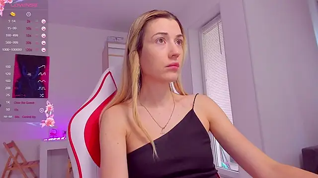 Snapshot of HotCarolineXO chatting on 09-23-25, 10:18 HotCarolineXO online show from 09-23-25, 10:18