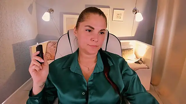 Snapshot of Ellis_Foxy chatting on 12-18-24, 09:08 Ellis Foxy online show from 12-18-24, 09:08