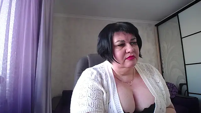 Snapshot of JuicyLady_Di chatting on 02-27-25, 02:10 JuicyLady Di online show from 02-27-25, 02:10