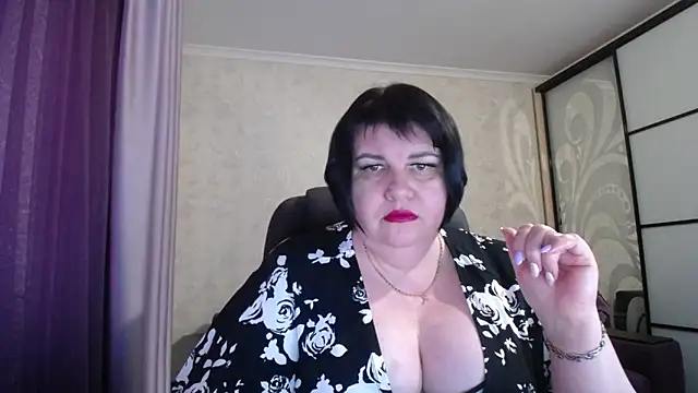 Snapshot of JuicyLady_Di chatting on 03-06-25, 03:45 JuicyLady Di online show from 03-06-25, 03:45