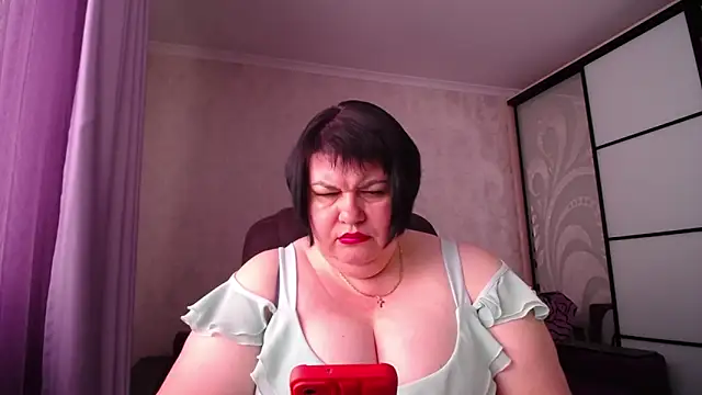 Snapshot of JuicyLady_Di chatting on 09-17-25, 05:09 JuicyLady Di online show from 09-17-25, 05:09