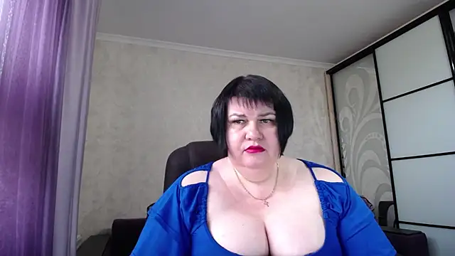 Snapshot of JuicyLady_Di chatting on 09-29-25, 05:01 JuicyLady Di online show from 09-29-25, 05:01