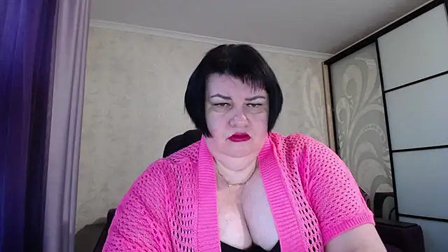 Snapshot of JuicyLady_Di chatting on 10-24-25, 04:42 JuicyLady Di online show from 10-24-25, 04:42