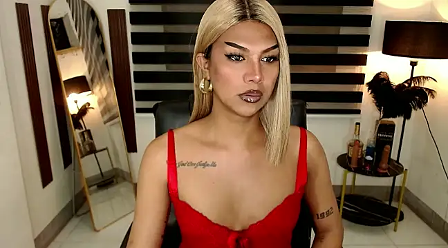 Snapshot of SarahAmber chatting on 01-12-25, 12:33 SarahAmber online show from 01-12-25, 12:33