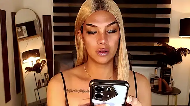 Snapshot of SarahAmber chatting on 03-22-25, 01:52 SarahAmber online show from 03-22-25, 01:52