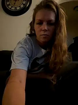 Snapshot of bustybunny25 chatting on 10-23-25, 03:44 bustybunny25 online show from 10-23-25, 03:44