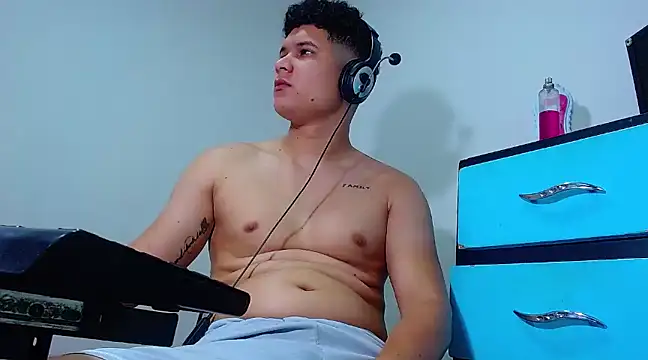 Snapshot of PhoenixGnz chatting on 02-28-25, 05:37 PhoenixGnz online show from 02-28-25, 05:37