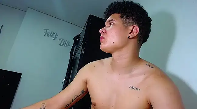 Snapshot of PhoenixGnz chatting on 03-08-25, 10:00 PhoenixGnz online show from 03-08-25, 10:00