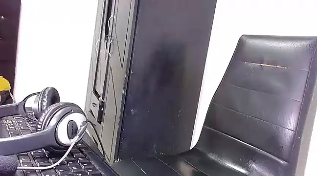 Snapshot of PhoenixGnz chatting on 03-09-25, 11:47 PhoenixGnz online show from 03-09-25, 11:47