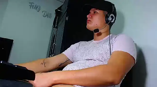 Snapshot of PhoenixGnz chatting on 03-09-25, 02:54 PhoenixGnz online show from 03-09-25, 02:54